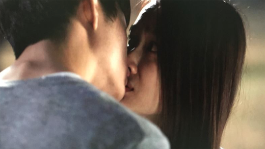 
	
	Linh bối rối khi bất ngờ được Jun Su hôn.